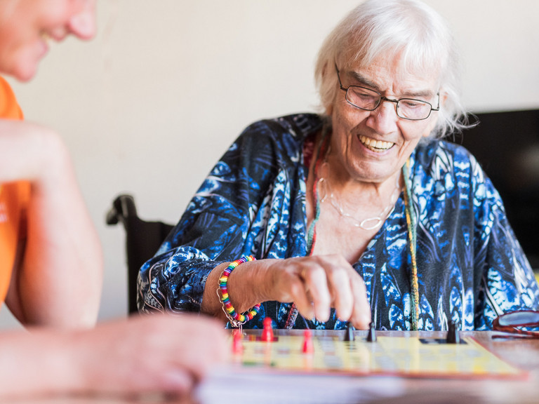 Pflegerin und Seniorin spielen Brettspiel - Immanuel Ambulante Pflege Schmalkalden-Meiningen Pflegerin und Seniorin spielen Brettspiel - Immanuel Ambulante Pflege Schmalkalden-Meiningen