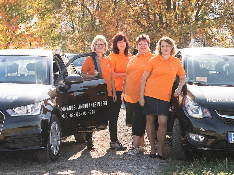 Pflegekräfte stehen an Autos - Immanuel Ambulante Pflege Schmalkalden-Meiningen Pflegekräfte stehen an Autos - Immanuel Ambulante Pflege Schmalkalden-Meiningen